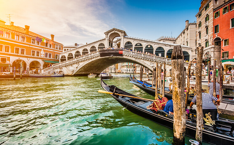 リアルト橋【ベネチアの運河に架かる最も大きく有名な橋】